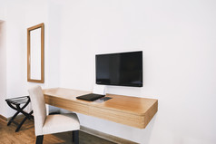 现代酒店公寓房间装饰与内置的家具实用程序桌子上电视椅子模拟