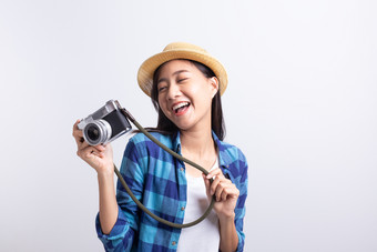 旅游美丽的亚洲女人持有<strong>电影</strong>相机和<strong>微</strong>笑孤立的白色背景亚洲女孩穿格子衬衫和穿稻草他夏天概念