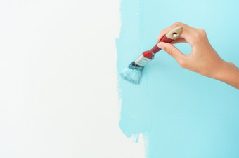 女孩手绘画墙与的油漆刷特写镜头手年轻的孩子改造装修的室内首页与的颜色蓝色的
