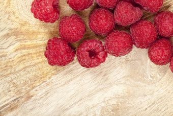 收获红色的成熟的野生树莓的照片是采取特写镜头小深度场浆果是桩木表面红色的成熟的树莓红色的成熟的树莓
