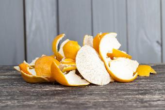 皮橘子去皮的下一个桩之前扔的垃圾皮橘子去皮