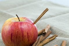 红色的成熟的苹果说谎在一起与香肉桂特写镜头水果与香料那是使用在一起在的准备甜点苹果肉桂
