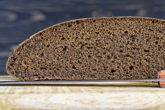 结构黑暗黑麦面包新鲜减少成块特写镜头首页的结构和纹理面包面包从的内部结构黑暗黑麦面包
