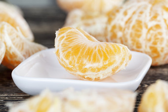 去皮普通话和切片特写镜头柑橘类水果多汁的橘子橙色颜色去皮普通话