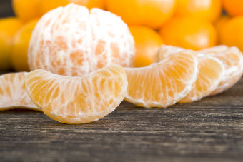 去皮<strong>普通话</strong>和切片特写镜头柑橘类水果多汁的橘子橙色颜色去皮<strong>普通话</strong>