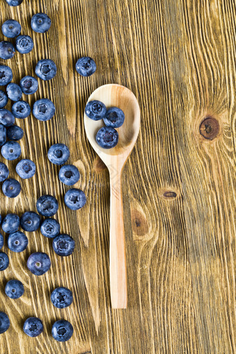蓝莓浆果表格夏季照片成熟的和美味的浆果分散木表格特写镜头与乡村木勺子蓝莓浆果表格