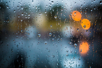 雨滴窗口和平晚上晚上首页当下雨外水滴玻璃表面湿玻璃水飞溅城市灯散景在的雨雨滴窗口和平晚上首页