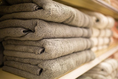 折叠灰色毛巾的架子上清洁后洗衣房折叠灰色毛巾的架子上清洁洗衣房