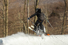 滑雪跳和有有趣的resork冬天形式的回来的空气滑雪跳和有有趣的resork冬天形式的回来