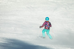 滑雪女孩执行激流回旋骑和有有趣的resork冬天从的回来孤立的滑雪女孩执行激流回旋骑和有有趣的resork冬天从的回来