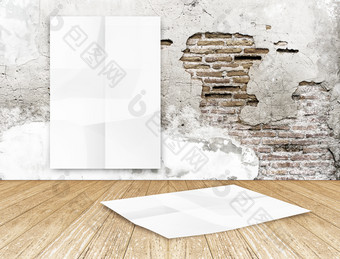 房间与挂空白皱巴巴的白色海报裂纹砖墙和木地板上房间模板模拟为你的内容