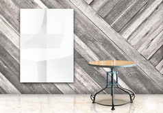 房间与挂空白皱巴巴的白色海报和木表格对角木墙和大理石地板上房间模板模拟为你的内容