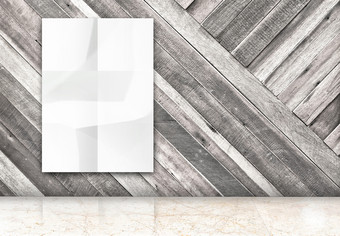 房间与挂空白皱巴巴的白色海报对角木墙和大理石地板上房间模板模拟为你的内容