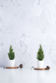 圣诞节树与松锥装饰圣诞节球木日志白色表格和大理石瓷砖墙backgroundclean最小的简单的styleholiday仍然生活与空间添加文本