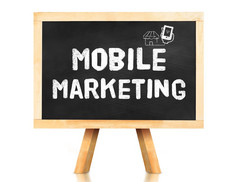 黑板上与mobiie市场营销词和图标白色背景业务概念
