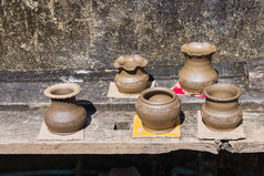 粘土锅使手泰国传统的陶器Jar放置的户外的太阳村庄克雷特nonthaburi省泰国