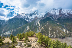 美丽的山景观与数量石头佛教舍利塔的喜马拉雅山脉尼泊尔