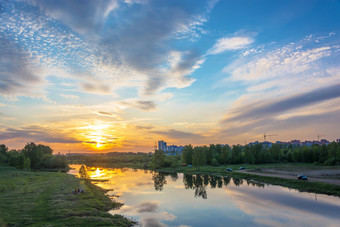 伊凡诺沃城市伊凡诺沃地区俄罗斯- - - - - - - - -美丽的橙色日落的介绍河伊凡诺沃城市伊凡诺沃地区俄罗斯