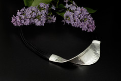 金属银pendant-pendant黑色的鞋带和淡紫色与绿色叶子黑色的背景