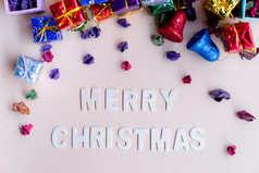 快乐圣诞节木词与色彩鲜艳的圣诞节礼物盒子背景为横幅