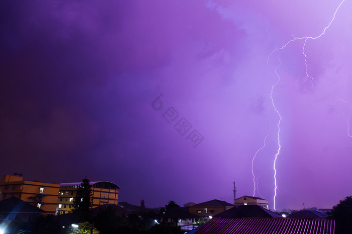 雷声雷声的多雨的季节和的狂风暴雨的暴风破