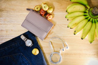 手表和羊绒和时尚牛仔裤是放置的tablefor旅行新一年香蕉和frute和珍和看木背景