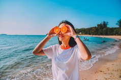 女人持有橙色片海滩海背景夏天假期古董背景
