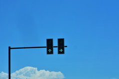 绿色交通灯的十字路口
