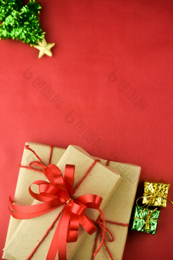礼物盒子<strong>红色的背景</strong>为快乐圣诞节棕色（<strong>的</strong>）礼物盒子为快乐新yeargift盒子<strong>红色的背景</strong>为快乐圣诞节棕色（<strong>的</strong>）礼物盒子为快乐新一年