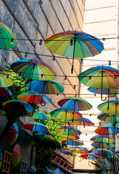 彩色的雨伞挂前街装饰