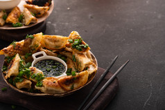 炸中国人饺子被称为饺子种类亚洲食物