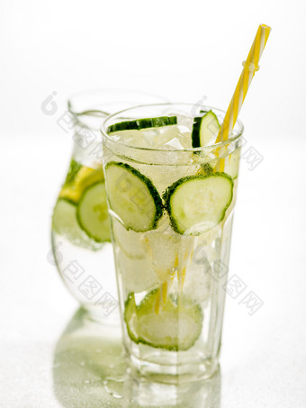 健康的排毒碳酸水与柠檬和黄瓜高杯酒玻璃新鲜的夏天喝健康的食物概念排毒饮食