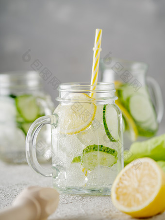 排毒饮食新鲜的夏天喝健康的排毒碳酸柠檬水与柠檬和黄瓜梅森Jar健康的食物概念