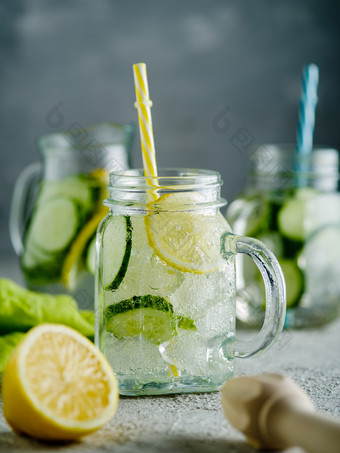 新鲜的夏天喝健康的<strong>排毒</strong>碳酸柠檬水与柠檬和黄瓜梅森Jar健康的食物概念<strong>排毒</strong>饮食
