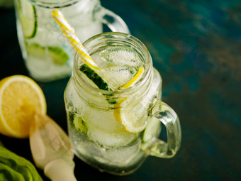 新鲜的夏天喝健康的排毒碳酸水与柠檬和黄瓜梅森Jar健康的食物概念排毒饮食前视图