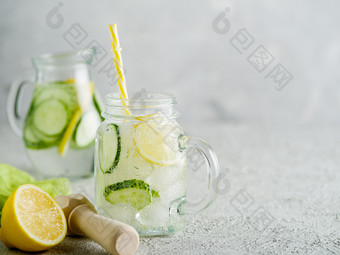 新鲜的夏天喝健康的<strong>排毒</strong>碳酸水与柠檬和黄瓜梅森Jar健康的食物概念<strong>排毒</strong>饮食