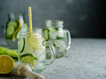 新鲜的夏天喝健康的排毒碳酸水与柠檬和黄瓜梅森Jar健康的食物概念排毒饮食
