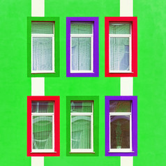 部分的绿色墙的建筑与色彩斑斓的红色的和紫色的矩形窗户绿色墙与色彩斑斓的窗户