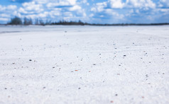 景观的场石英白色沙子与远程地平线和多云的天空出焦点硅沙子特写镜头