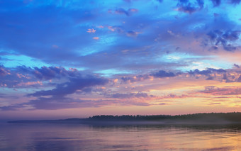 美丽的晚上天空与色彩斑斓的云和浮动雾在的金水表面日落午夜的<strong>草木</strong>丛生的海岸湖奥涅加的白色晚上季节共和国卡累利阿共和国俄罗斯