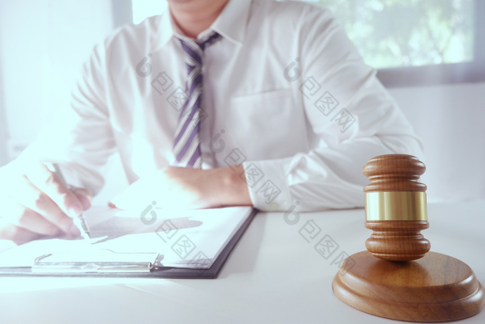 法律法律顾问礼物合同与槌子和法律法律正义和律师概念