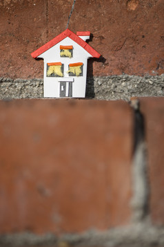 房子微型和砖墙纸房子