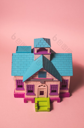 明亮的蓝色的和粉红色的颜色房子