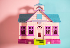 明亮的蓝色的和粉红色的颜色房子