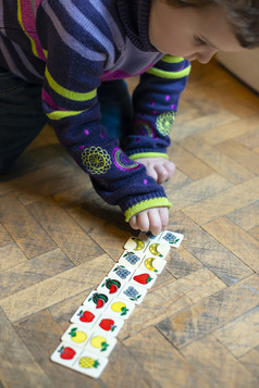 孩子玩与水果画木块小女孩玩的地板上首页水果概念上的比喻