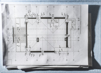 <strong>首页设计</strong>蓝图草图房子项目建设背景技术建筑项目房子计划许多论文的架构师桌子上