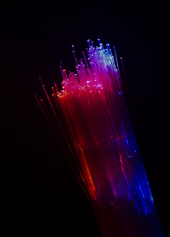 色彩鲜艳的视纤维照亮黑暗背景高速度互联网概念数据转移视纤维电缆群许多光学纤维发光的不同的颜色技术背景