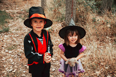 两个孩子们伪装为万圣节的森林