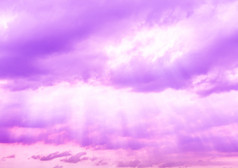 紫色的幻想天空与云和光闪亮的通过