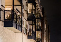 现代公寓阳台rsquo与金属框架特写镜头晚上荷兰体系结构背景